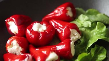 Biber turşusu, peynir, sebze aperatifi taze lezzetli gurme, vejetaryen arka plan masa, kırsal yemek, fotokopi alanı, keto ve paleo diyeti.