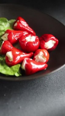 Biber turşusu, peynir, sebze aperatifi taze lezzetli gurme, vejetaryen arka plan masa, kırsal yemek, fotokopi alanı, keto ve paleo diyeti.