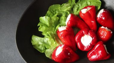 Biber turşusu, peynir, sebze aperatifi taze lezzetli gurme, vejetaryen arka plan masa, kırsal yemek, fotokopi alanı, keto ve paleo diyeti.