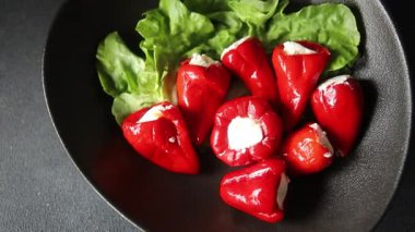 Biber turşusu, peynir, sebze aperatifi taze lezzetli gurme, vejetaryen arka plan masa, kırsal yemek, fotokopi alanı, keto ve paleo diyeti.