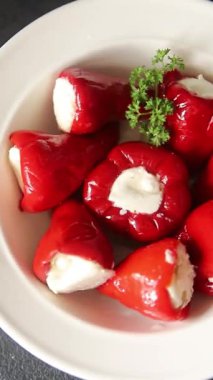 Biber turşusu, peynir, sebze aperatifi taze lezzetli gurme, vejetaryen arka plan masa, kırsal yemek, fotokopi alanı, keto ve paleo diyeti.