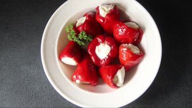 Biber turşusu, peynir, sebze aperatifi taze lezzetli gurme, vejetaryen arka plan masa, kırsal yemek, fotokopi alanı, keto ve paleo diyeti.