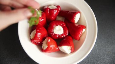 Biber turşusu, peynir, sebze aperatifi taze lezzetli gurme, vejetaryen arka plan masa, kırsal yemek, fotokopi alanı, keto ve paleo diyeti.