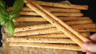 Grissini ekmeği tam tahıllı mısır gevreği taze lezzetli gurme yemek arkaplanı masa rustik gıda üst görünüm fotokopi alanı