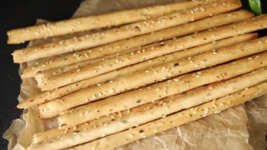 Grissini ekmeği tam tahıllı mısır gevreği taze lezzetli gurme yemek arkaplanı masa rustik gıda üst görünüm fotokopi alanı