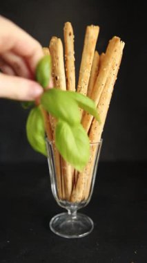 Grissini ekmeği tam tahıllı mısır gevreği taze lezzetli gurme yemek arkaplanı masa rustik gıda üst görünüm fotokopi alanı