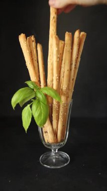 Grissini ekmeği tam tahıllı mısır gevreği taze lezzetli gurme yemek arkaplanı masa rustik gıda üst görünüm fotokopi alanı