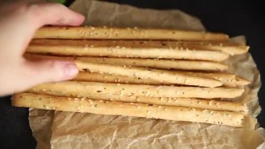 Grissini ekmeği tam tahıllı mısır gevreği taze lezzetli gurme yemek arkaplanı masa rustik gıda üst görünüm fotokopi alanı