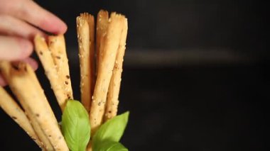 Grissini ekmeği tam tahıllı mısır gevreği taze lezzetli gurme yemek arkaplanı masa rustik gıda üst görünüm fotokopi alanı