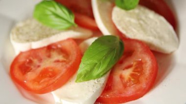 Caprese salatası mozzarella ve domates, fesleğen taze lezzetli gurme yemek arkaplan masa üzerinde rustik gıda üst görünüm fotokopi alanı keto ve paleo diyet vegan ve vegan gıda