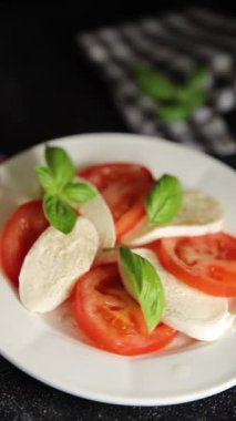 Caprese salatası mozzarella ve domates, fesleğen taze lezzetli gurme yemek arkaplan masa üzerinde rustik gıda üst görünüm fotokopi alanı keto ve paleo diyet vegan ve vegan gıda