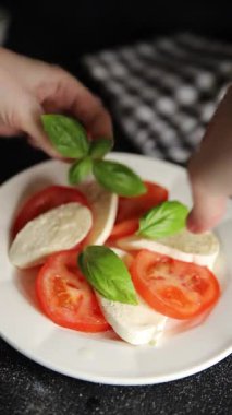 Caprese salatası mozzarella ve domates, fesleğen taze lezzetli gurme yemek arkaplan masa üzerinde rustik gıda üst görünüm fotokopi alanı keto ve paleo diyet vegan ve vegan gıda