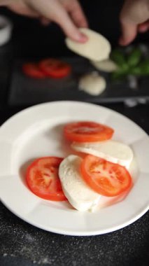 Caprese salatası mozzarella ve domates, fesleğen taze lezzetli gurme yemek arkaplan masa üzerinde rustik gıda üst görünüm fotokopi alanı keto ve paleo diyet vegan ve vegan gıda