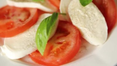 Caprese salatası mozzarella ve domates, fesleğen taze lezzetli gurme yemek arkaplan masa üzerinde rustik gıda üst görünüm fotokopi alanı keto ve paleo diyet vegan ve vegan gıda