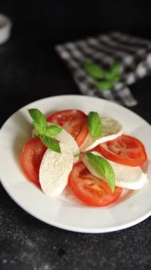 Caprese salatası mozzarella ve domates, fesleğen taze lezzetli gurme yemek arkaplan masa üzerinde rustik gıda üst görünüm fotokopi alanı keto ve paleo diyet vegan ve vegan gıda