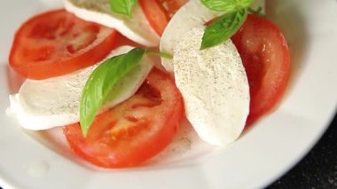 Caprese salatası mozzarella ve domates, fesleğen taze lezzetli gurme yemek arkaplan masa üzerinde rustik gıda üst görünüm fotokopi alanı keto ve paleo diyet vegan ve vegan gıda