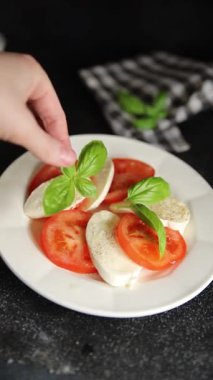 Caprese salatası mozzarella ve domates, fesleğen taze lezzetli gurme yemek arkaplan masa üzerinde rustik gıda üst görünüm fotokopi alanı keto ve paleo diyet vegan ve vegan gıda