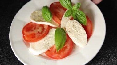 Caprese salatası mozzarella ve domates, fesleğen taze lezzetli gurme yemek arkaplan masa üzerinde rustik gıda üst görünüm fotokopi alanı keto ve paleo diyet vegan ve vegan gıda