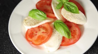 Caprese salatası mozzarella ve domates, fesleğen taze lezzetli gurme yemek arkaplan masa üzerinde rustik gıda üst görünüm fotokopi alanı keto ve paleo diyet vegan ve vegan gıda