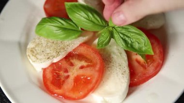 Caprese salatası mozzarella ve domates, fesleğen taze lezzetli gurme yemek arkaplan masa üzerinde rustik gıda üst görünüm fotokopi alanı keto ve paleo diyet vegan ve vegan gıda