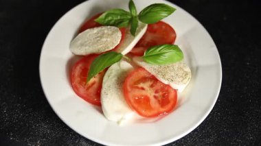 Caprese salatası mozzarella ve domates, fesleğen taze lezzetli gurme yemek arkaplan masa üzerinde rustik gıda üst görünüm fotokopi alanı keto ve paleo diyet vegan ve vegan gıda