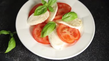 Caprese salatası mozzarella ve domates, fesleğen taze lezzetli gurme yemek arkaplan masa üzerinde rustik gıda üst görünüm fotokopi alanı keto ve paleo diyet vegan ve vegan gıda