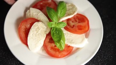 Caprese salatası mozzarella ve domates, fesleğen taze lezzetli gurme yemek arkaplan masa üzerinde rustik gıda üst görünüm fotokopi alanı keto ve paleo diyet vegan ve vegan gıda