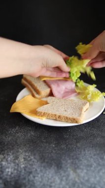 Sandviç, peynir, ekmek tostu, konserve jambon masadaki lezzetli gurme yemek arkaplanı kırsal yemek üst görünüm fotokopi alanı.