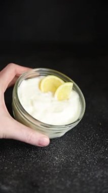 Limonlu yoğurt doğal ürün ekşi süt kayağı taze lezzetli gurme yemek arkaplanı masanın üstünde kırsal yemek fotokopi alanı keto ve paleo diyet vejetaryen yemeği