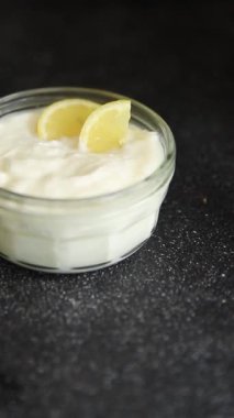 Limonlu yoğurt doğal ürün ekşi süt kayağı taze lezzetli gurme yemek arkaplanı masanın üstünde kırsal yemek fotokopi alanı keto ve paleo diyet vejetaryen yemeği
