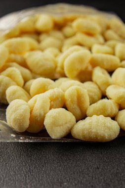 Gnocchi çiğ patates hamuru aperatifi taze lezzetli gurme yemek arkaplanı masa üzerinde rustik gıda üst görünüm fotokopi uzay vejetaryen gıda