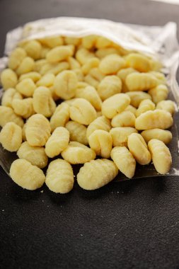 Gnocchi çiğ patates hamuru aperatifi taze lezzetli gurme yemek arkaplanı masa üzerinde rustik gıda üst görünüm fotokopi uzay vejetaryen gıda