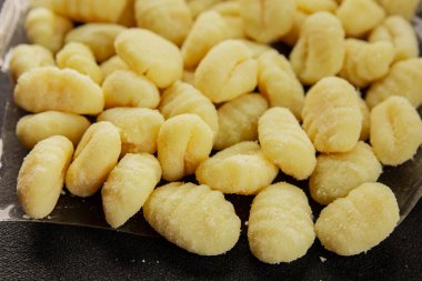 Gnocchi çiğ patates hamuru aperatifi taze lezzetli gurme yemek arkaplanı masa üzerinde rustik gıda üst görünüm fotokopi uzay vejetaryen gıda