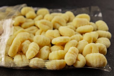 Gnocchi çiğ patates hamuru aperatifi taze lezzetli gurme yemek arkaplanı masa üzerinde rustik gıda üst görünüm fotokopi uzay vejetaryen gıda