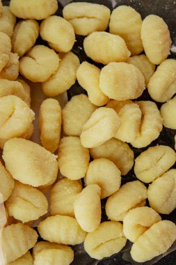 Gnocchi çiğ patates hamuru aperatifi taze lezzetli gurme yemek arkaplanı masa üzerinde rustik gıda üst görünüm fotokopi uzay vejetaryen gıda