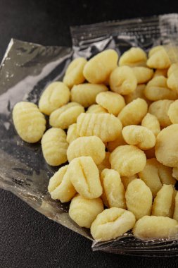 Gnocchi çiğ patates hamuru aperatifi taze lezzetli gurme yemek arkaplanı masa üzerinde rustik gıda üst görünüm fotokopi uzay vejetaryen gıda