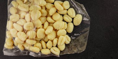 Gnocchi çiğ patates hamuru aperatifi taze lezzetli gurme yemek arkaplanı masa üzerinde rustik gıda üst görünüm fotokopi uzay vejetaryen gıda