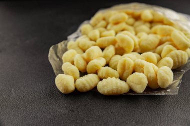 Gnocchi çiğ patates hamuru aperatifi taze lezzetli gurme yemek arkaplanı masa üzerinde rustik gıda üst görünüm fotokopi uzay vejetaryen gıda