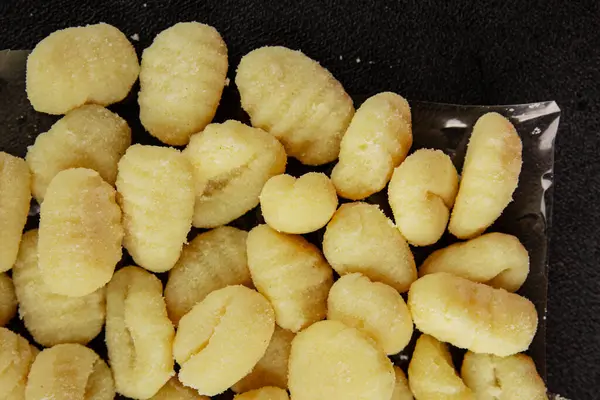 Gnocchi çiğ patates hamuru aperatifi taze lezzetli gurme yemek arkaplanı masa üzerinde rustik gıda üst görünüm fotokopi uzay vejetaryen gıda