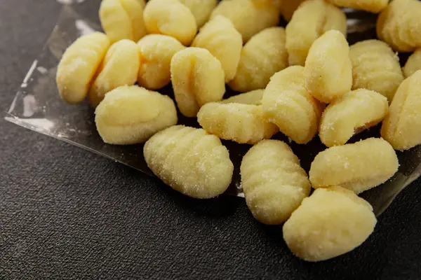 Gnocchi çiğ patates hamuru aperatifi taze lezzetli gurme yemek arkaplanı masa üzerinde rustik gıda üst görünüm fotokopi uzay vejetaryen gıda