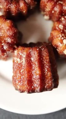 Canneles tatlı tatlı tatlı tatlı Fransız mutfağı tatlı lezzetli gurme yemek arka planı masa kırsal yemek üst görünüm fotokopi alanı