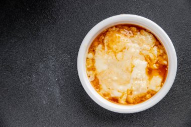 Pirinç pudingi karamel şurubu tatlı tatlı tatlı aperatif lezzetli gurme yemek arkaplanı masa rustik gıda üst görünüm fotokopi alanı