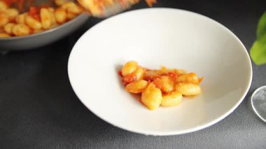Gnocchi domates sosu taze lezzetli gurme yemek arkaplanı masadaki rustik yiyecekler üst görünüm fotokopi alanı