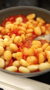 Gnocchi domates sosu taze lezzetli gurme yemek arkaplanı masadaki rustik yiyecekler üst görünüm fotokopi alanı