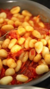 Gnocchi domates sosu taze lezzetli gurme yemek arkaplanı masadaki rustik yiyecekler üst görünüm fotokopi alanı