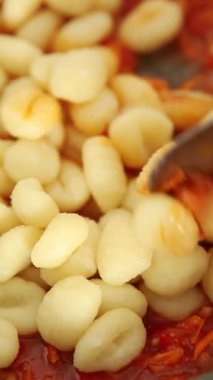 Gnocchi domates sosu taze lezzetli gurme yemek arkaplanı masadaki rustik yiyecekler üst görünüm fotokopi alanı