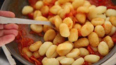 Gnocchi domates sosu taze lezzetli gurme yemek arkaplanı masadaki rustik yiyecekler üst görünüm fotokopi alanı