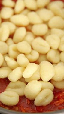 Gnocchi domates sosu taze lezzetli gurme yemek arkaplanı masadaki rustik yiyecekler üst görünüm fotokopi alanı