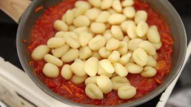 Gnocchi domates sosu taze lezzetli gurme yemek arkaplanı masadaki rustik yiyecekler üst görünüm fotokopi alanı