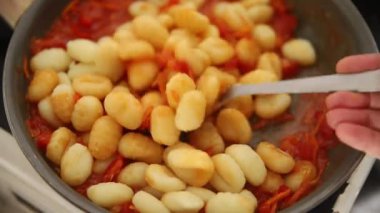 Gnocchi domates sosu taze lezzetli gurme yemek arkaplanı masadaki rustik yiyecekler üst görünüm fotokopi alanı